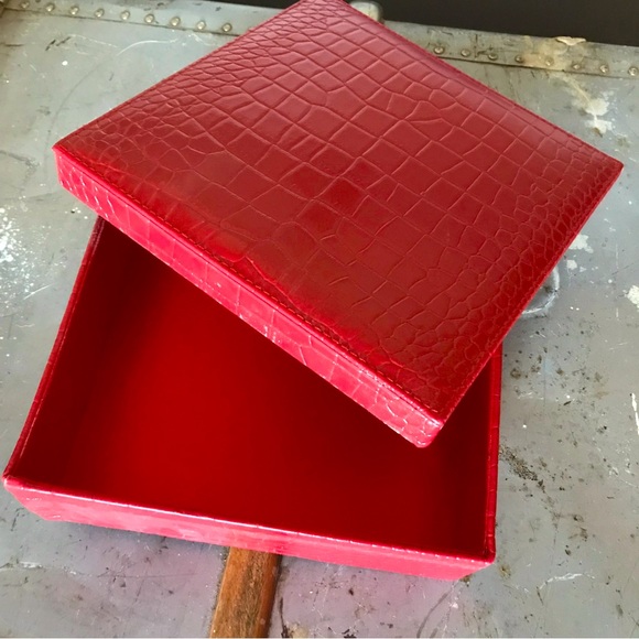 8” square red croc gift box 🎁 - Picture 1 of 6